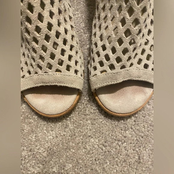 Matisse Indie Bone Gray/White Suede Leather Cutout Ankle Booties - Picture 4 of 14